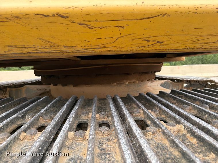 image for item FI0319 2009 Komatsu PC220LC-8 excavator