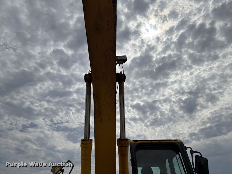 image for item FI0319 2009 Komatsu PC220LC-8 excavator