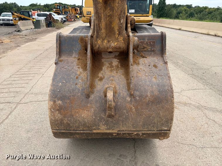 image for item FI0319 2009 Komatsu PC220LC-8 excavator