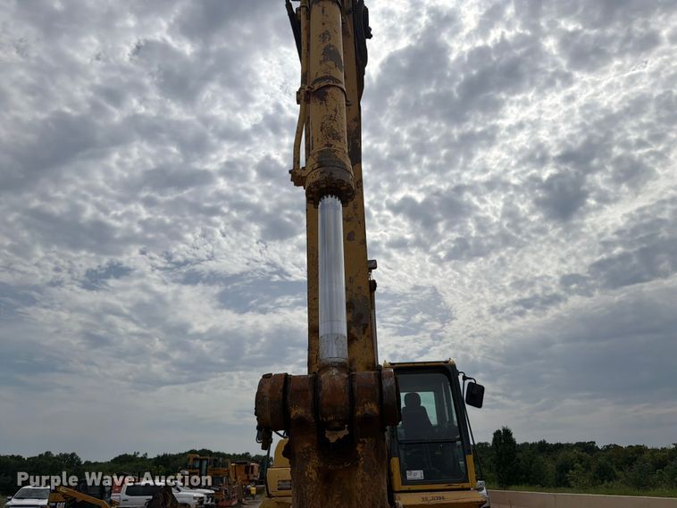 image for item FI0319 2009 Komatsu PC220LC-8 excavator