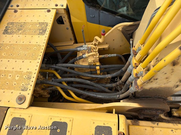 image for item FI0319 2009 Komatsu PC220LC-8 excavator