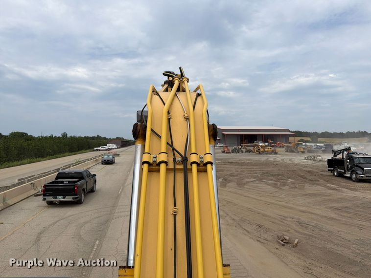 image for item FI0319 2009 Komatsu PC220LC-8 excavator