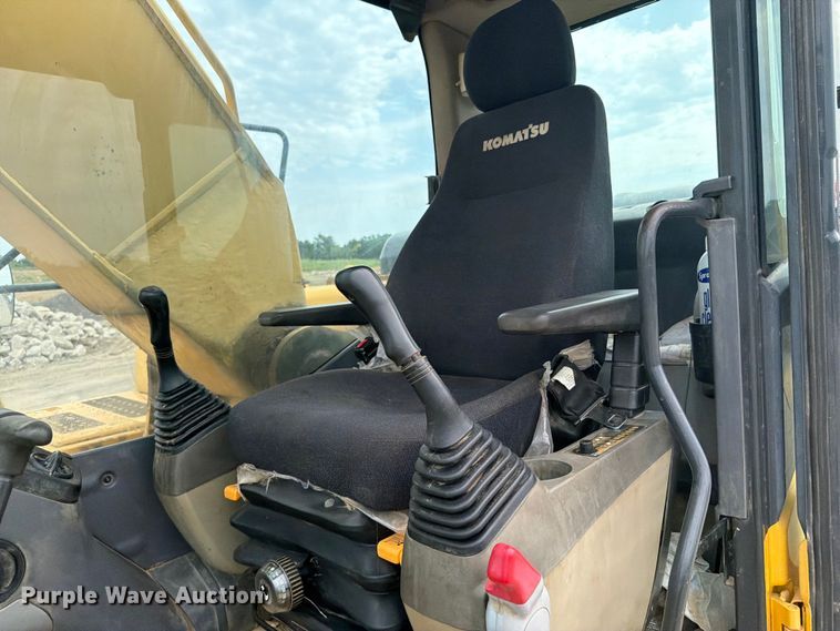 image for item FI0319 2009 Komatsu PC220LC-8 excavator