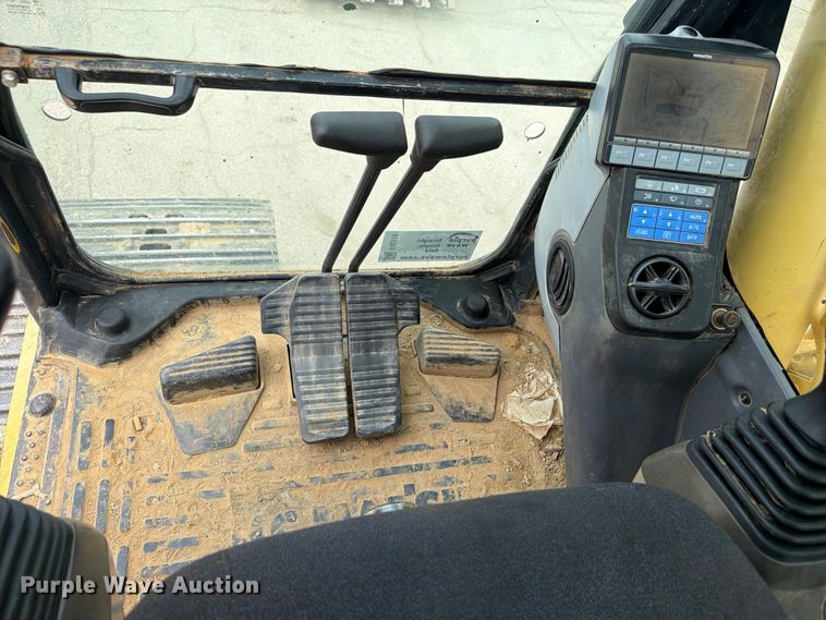 image for item FI0319 2009 Komatsu PC220LC-8 excavator