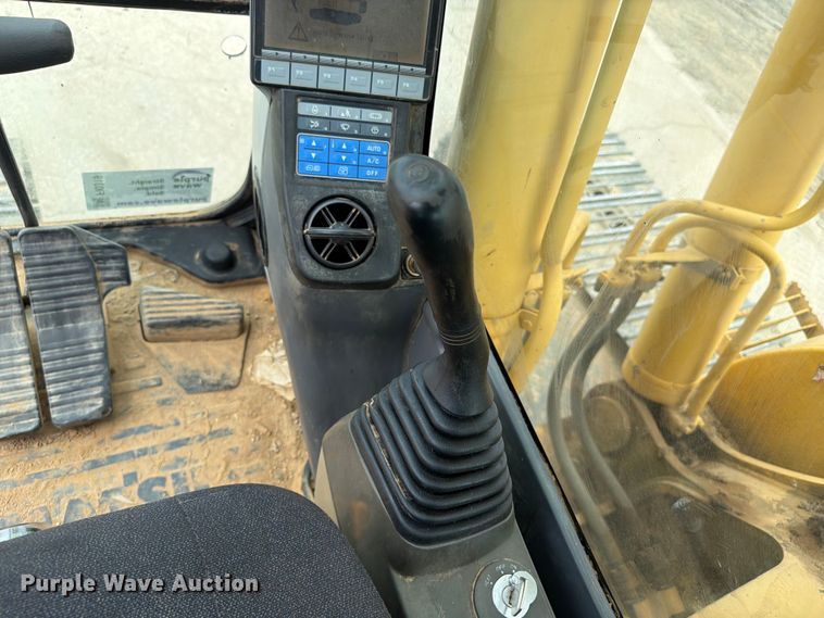 image for item FI0319 2009 Komatsu PC220LC-8 excavator