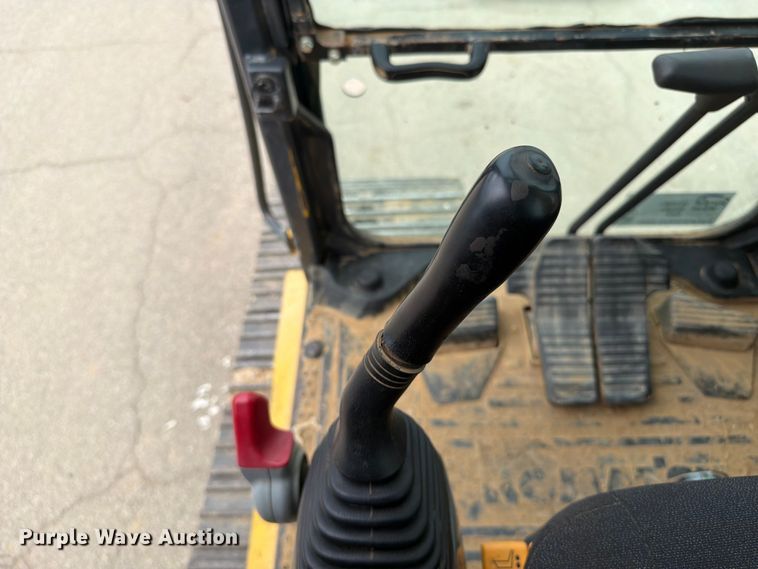 image for item FI0319 2009 Komatsu PC220LC-8 excavator