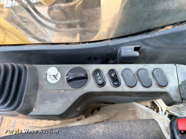 image for item FI0319 2009 Komatsu PC220LC-8 excavator