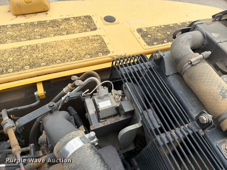 image for item FI0319 2009 Komatsu PC220LC-8 excavator