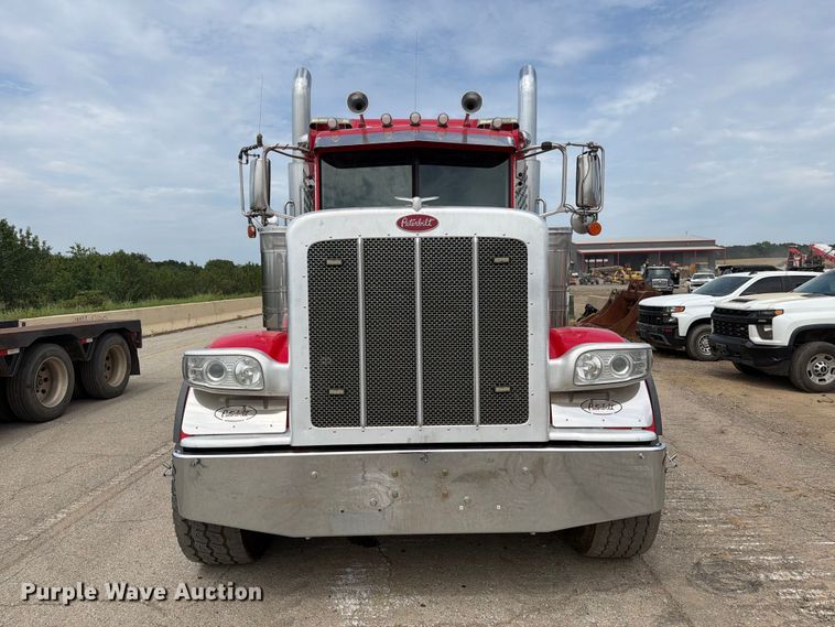 image for item FI0321 2018 Peterbilt 389 semi truck