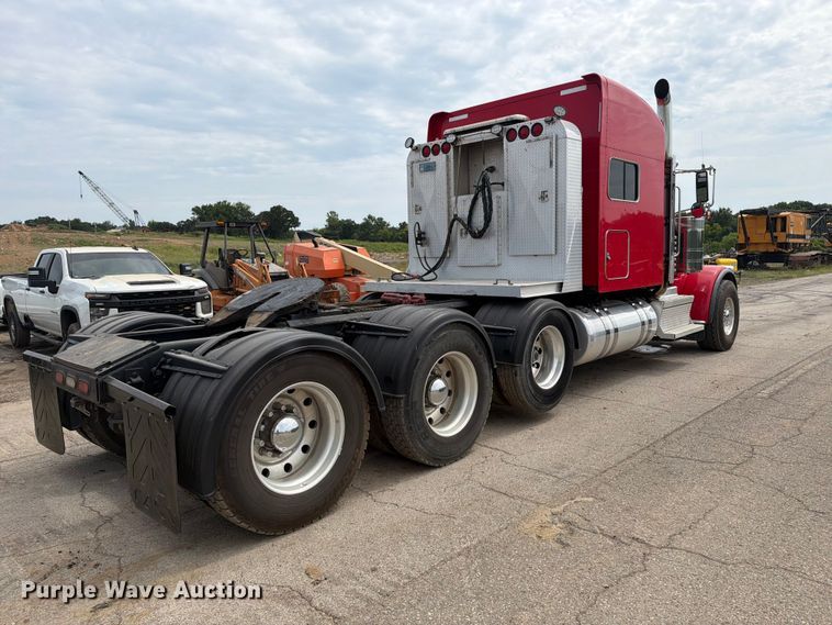 image for item FI0321 2018 Peterbilt 389 semi truck