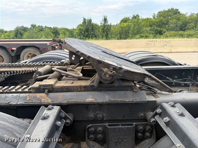 image for item FI0321 2018 Peterbilt 389 semi truck