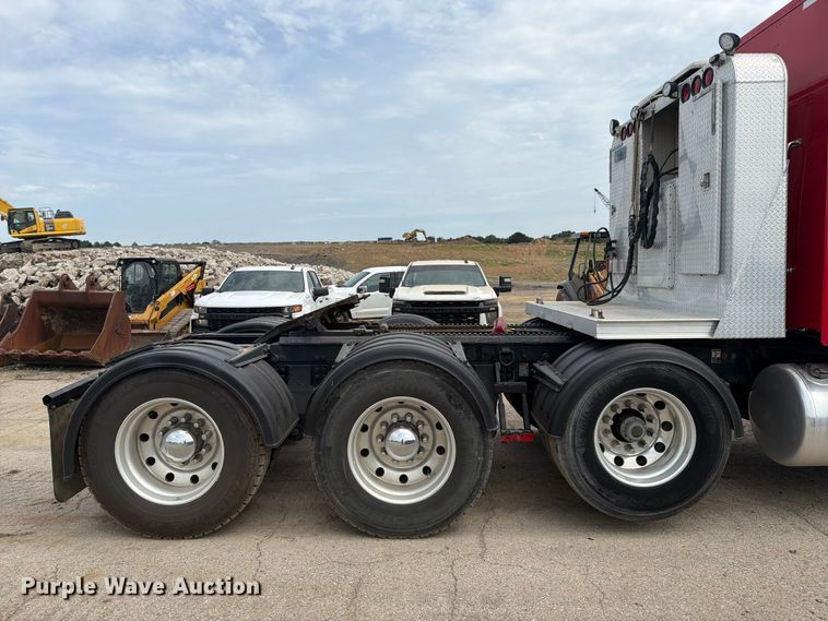 image for item FI0321 2018 Peterbilt 389 semi truck