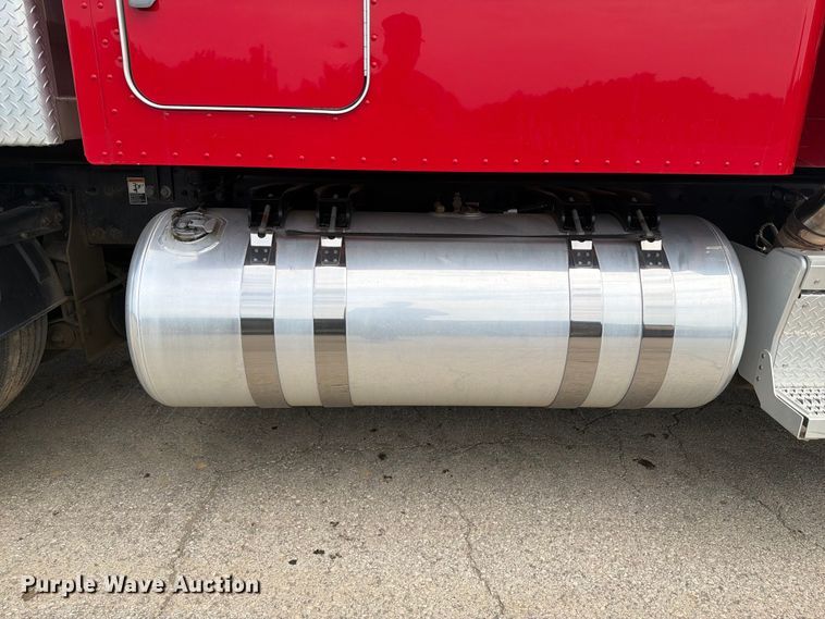 image for item FI0321 2018 Peterbilt 389 semi truck