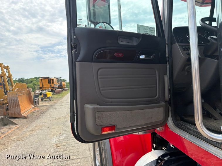 image for item FI0321 2018 Peterbilt 389 semi truck