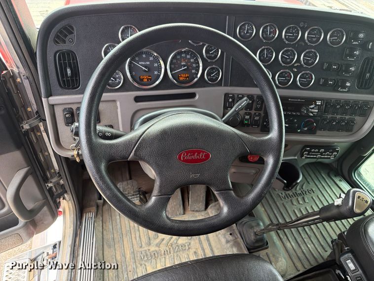 image for item FI0321 2018 Peterbilt 389 semi truck