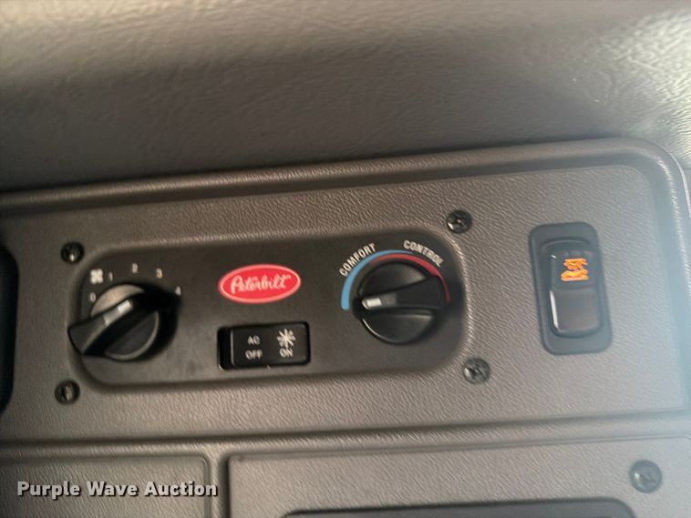 image for item FI0321 2018 Peterbilt 389 semi truck