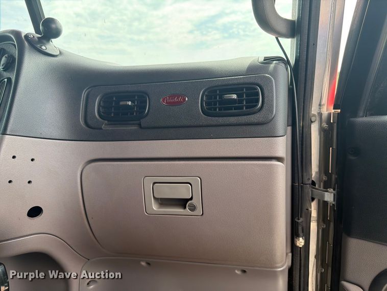 image for item FI0321 2018 Peterbilt 389 semi truck
