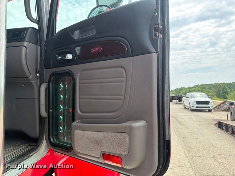 image for item FI0321 2018 Peterbilt 389 semi truck