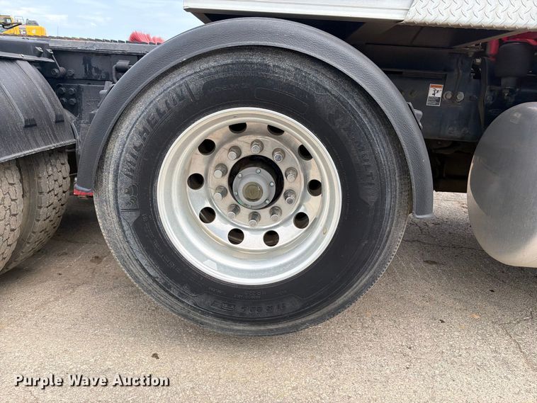 image for item FI0321 2018 Peterbilt 389 semi truck