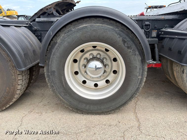 image for item FI0321 2018 Peterbilt 389 semi truck