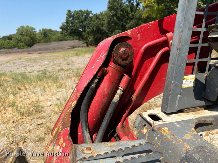 image for item FI0334 2015 Takeuchi TL8 tracked skid steer loader