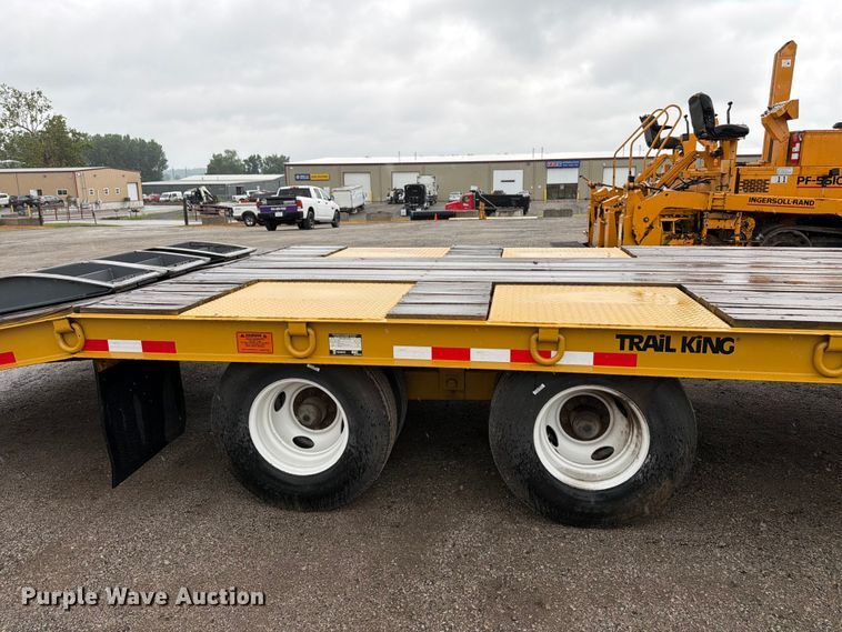 image for item FK3167 2004 Trail King TK20LP-2600 equipment trailer