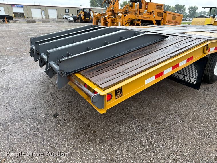 image for item FK3167 2004 Trail King TK20LP-2600 equipment trailer