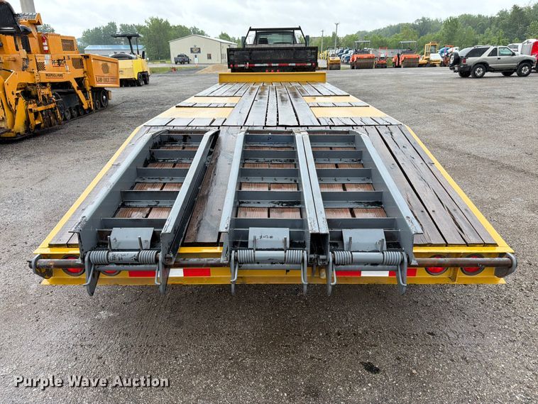 image for item FK3167 2004 Trail King TK20LP-2600 equipment trailer