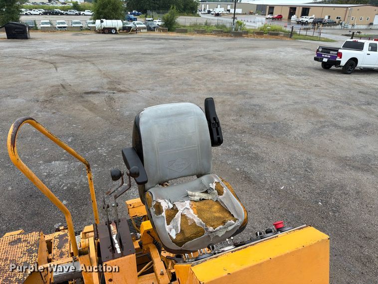 image for item FK3168 2000 Blaw Knox PF5510 paver