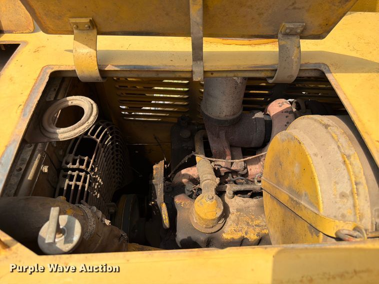 image for item FK3232 1975 Caterpillar 955L track loader