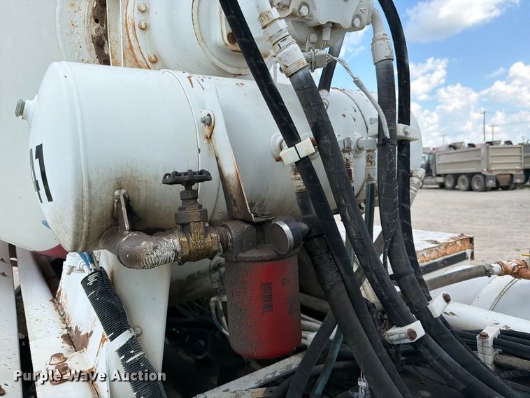 image for item FK3521 2007 International DF557 ready mix truck