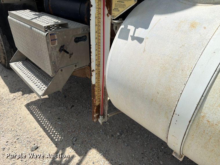 image for item FK3521 2007 International DF557 ready mix truck