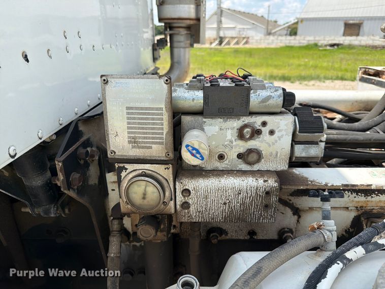 image for item FK3521 2007 International DF557 ready mix truck
