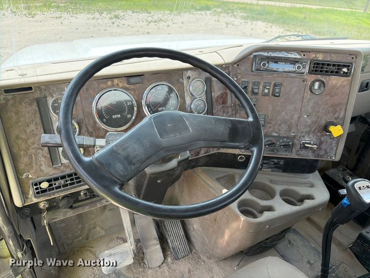 image for item FK3521 2007 International DF557 ready mix truck