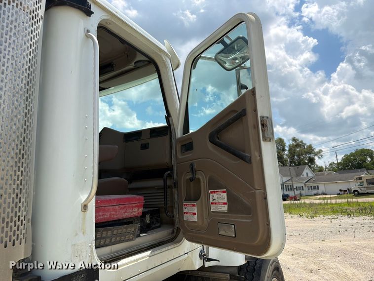 image for item FK3521 2007 International DF557 ready mix truck