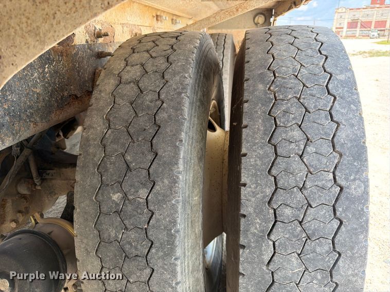 image for item FK3521 2007 International DF557 ready mix truck