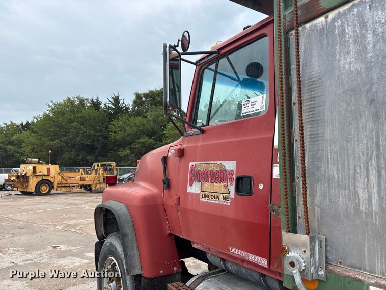 image for item FK3524 1997 Ford LT8000 dump truck