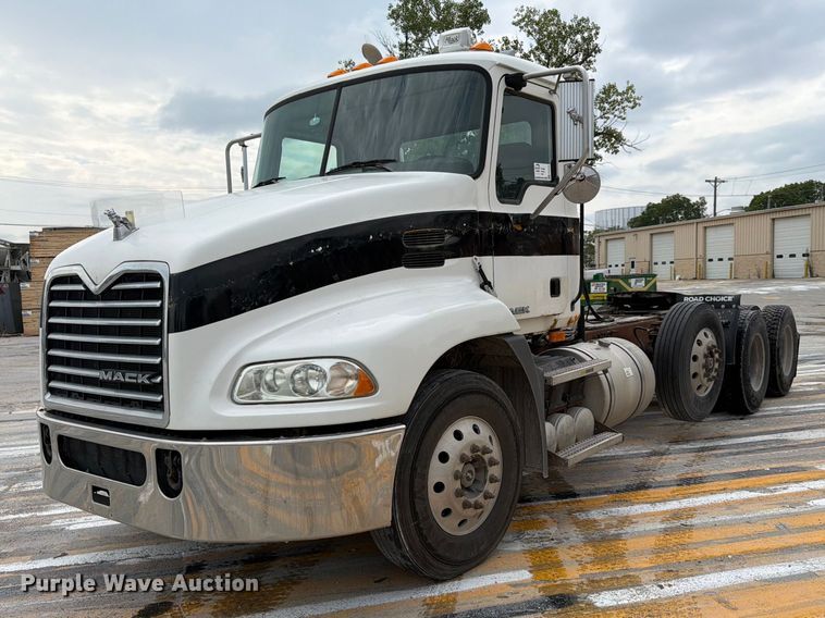 2009 Mack CXU613 semi truck