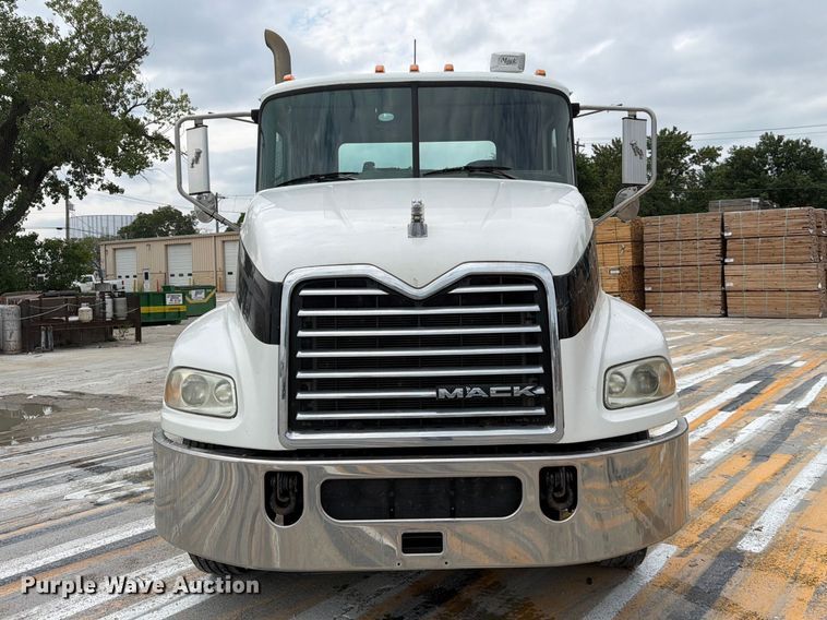 image for item FK3526 2009 Mack CXU613 semi truck