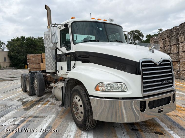 image for item FK3526 2009 Mack CXU613 semi truck