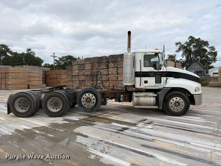 image for item FK3526 2009 Mack CXU613 semi truck