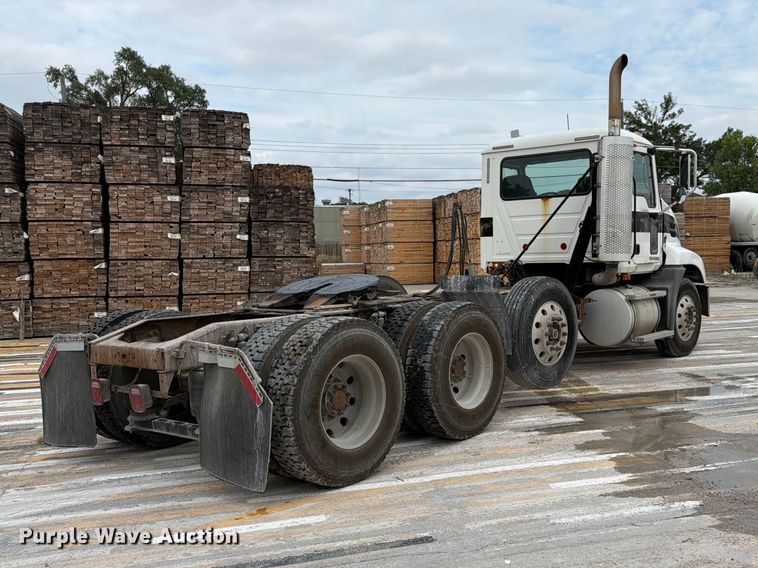 image for item FK3526 2009 Mack CXU613 semi truck