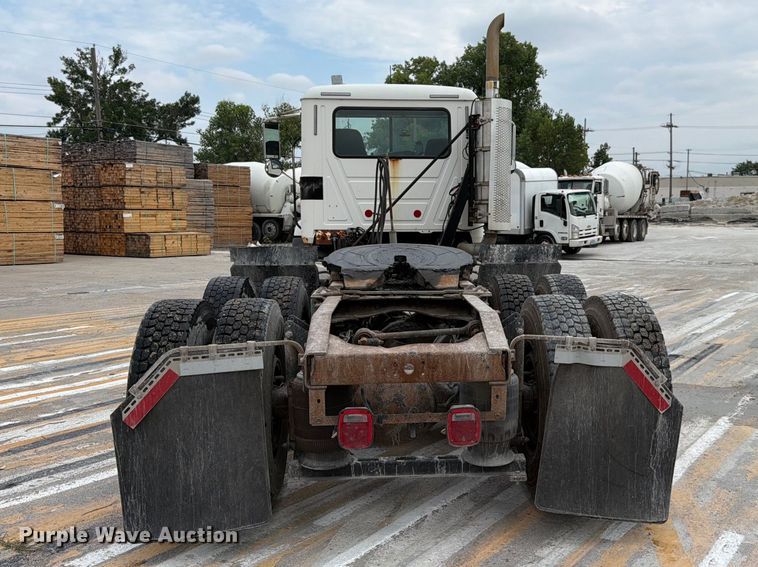 image for item FK3526 2009 Mack CXU613 semi truck