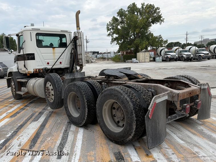 image for item FK3526 2009 Mack CXU613 semi truck