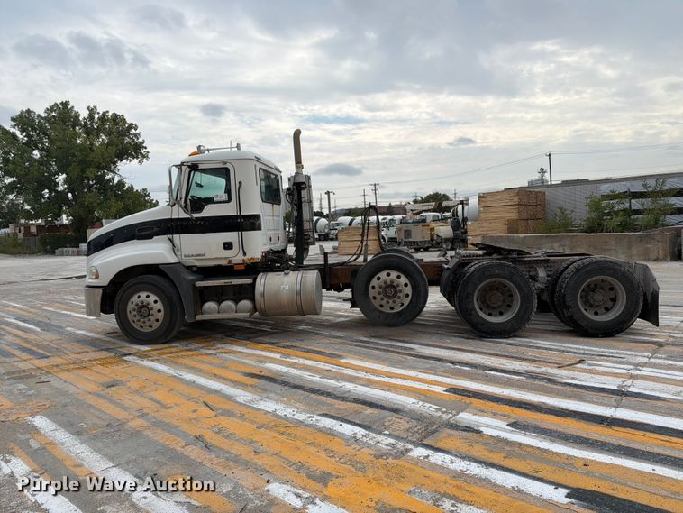 image for item FK3526 2009 Mack CXU613 semi truck