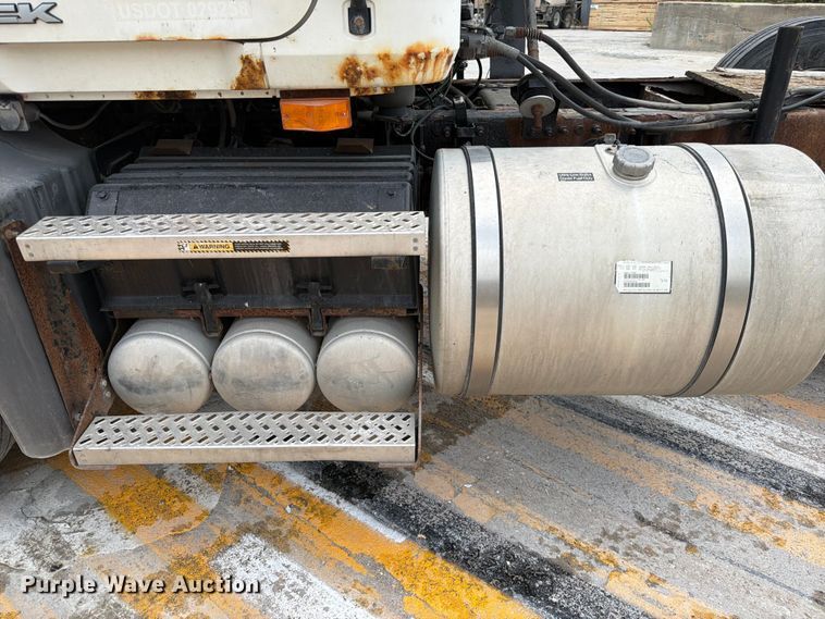 image for item FK3526 2009 Mack CXU613 semi truck