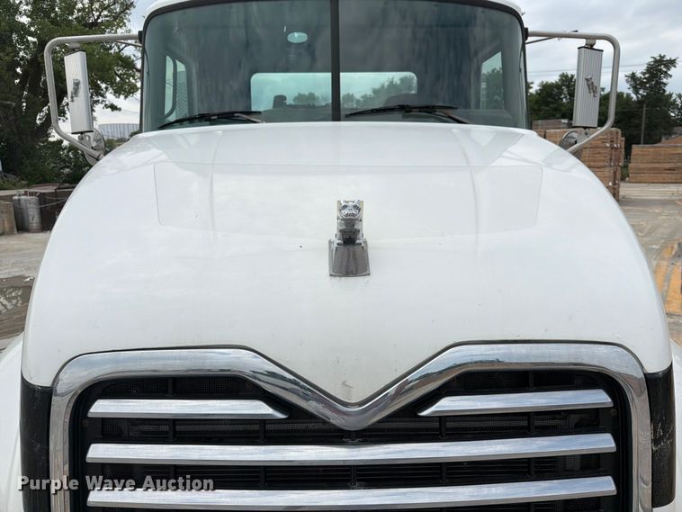 image for item FK3526 2009 Mack CXU613 semi truck