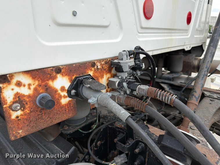 image for item FK3526 2009 Mack CXU613 semi truck