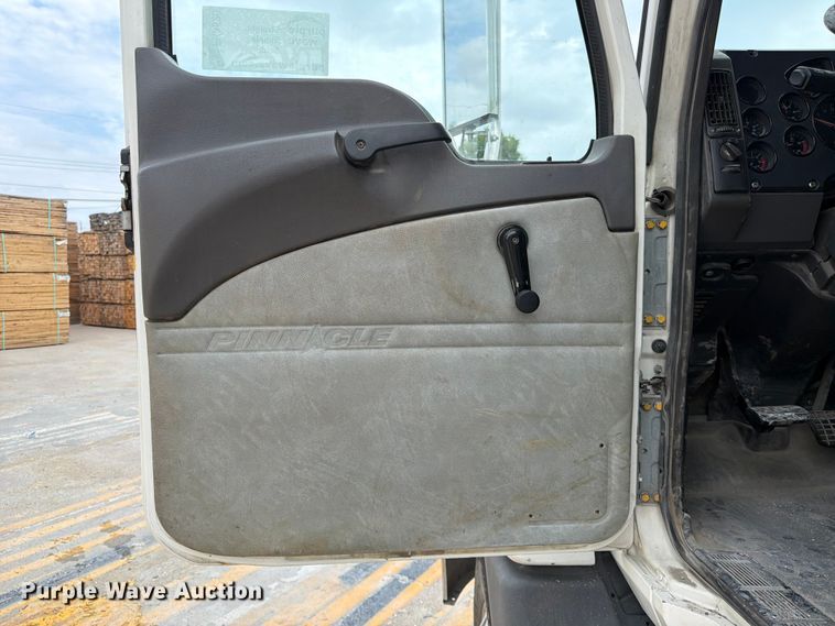 image for item FK3526 2009 Mack CXU613 semi truck