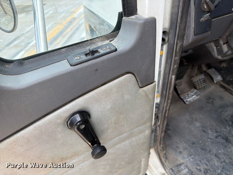 image for item FK3526 2009 Mack CXU613 semi truck